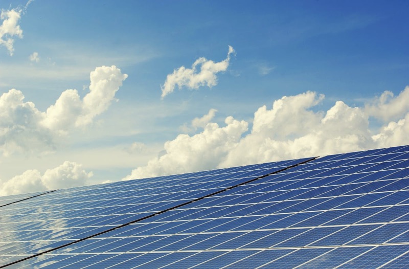 Painel solar fotovoltaico instalado pela Global Solar capturando luz do sol