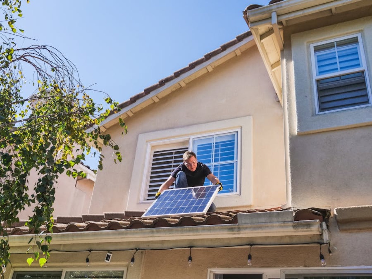 Instalação solar residencial realizada pela Global Solar em telhado no Oeste de Santa Catarina