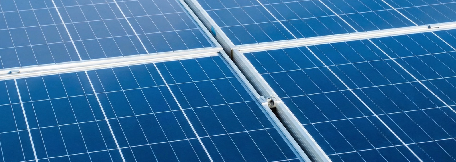 Painel solar após limpeza profissional — 100% de eficiência